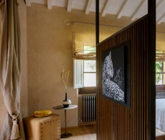 Camera da letto accogliente con parete divisoria e decorazioni naturali e moderne.