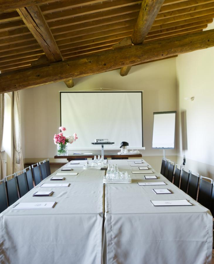 Cozy meeting room with wooden beams, elegant and bright atmosphere.